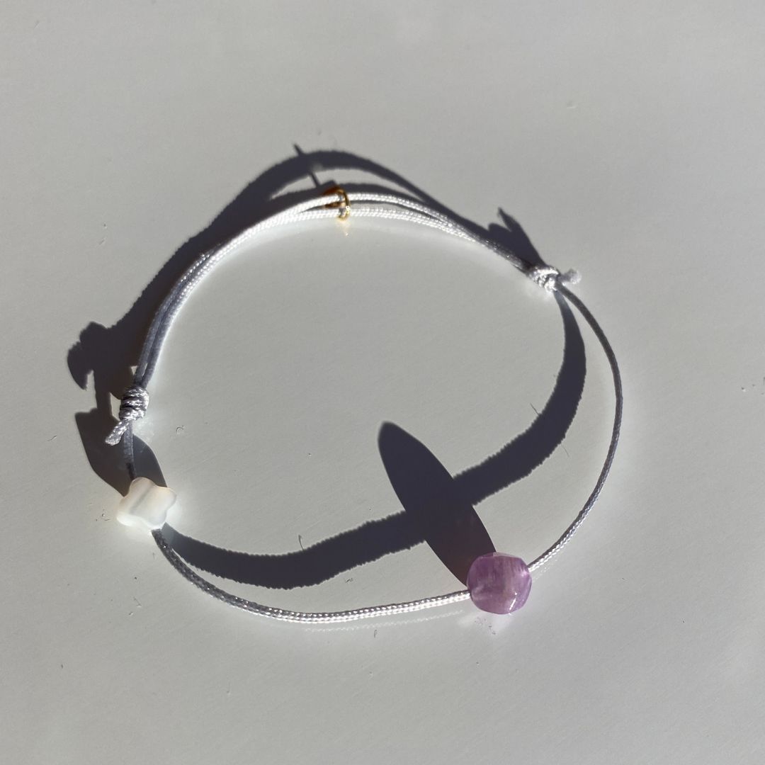 Bracelet Poissons, cordon gris, nacre et médaillon or
