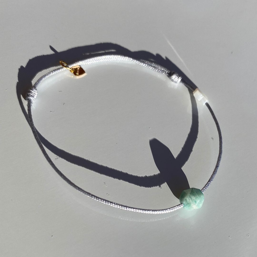 Bracelet Sagittaire, cordon gris, nacre et médaillon or