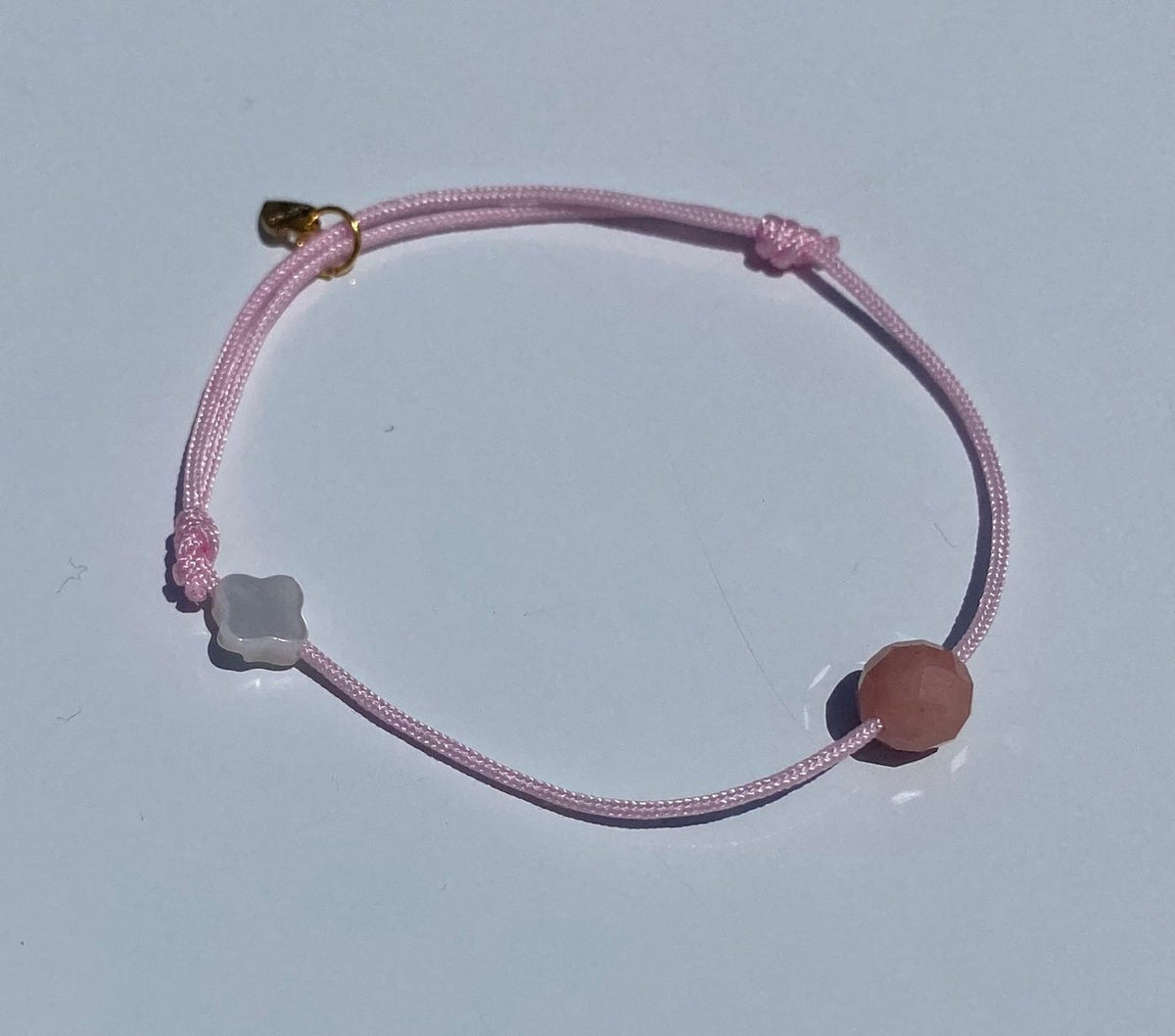 Bracelet Balance, cordon rose, nacre et médaillon or