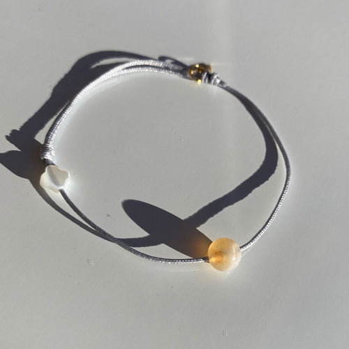 Bracelet Bélier, cordon gris, nacre et médaillon or