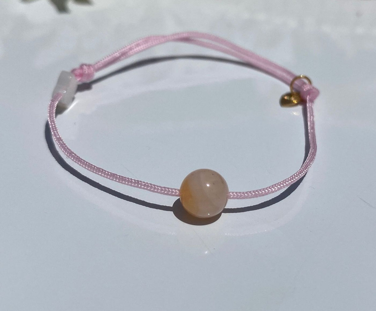 Bracelet Bélier, cordon rose, nacre et médaillon or
