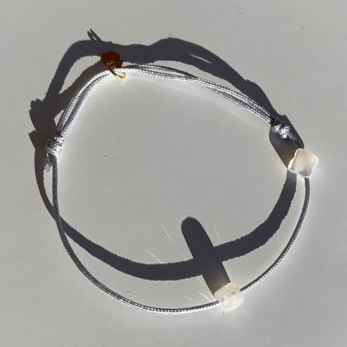 Bracelet Cancer, cordon gris, nacre et médaillon or