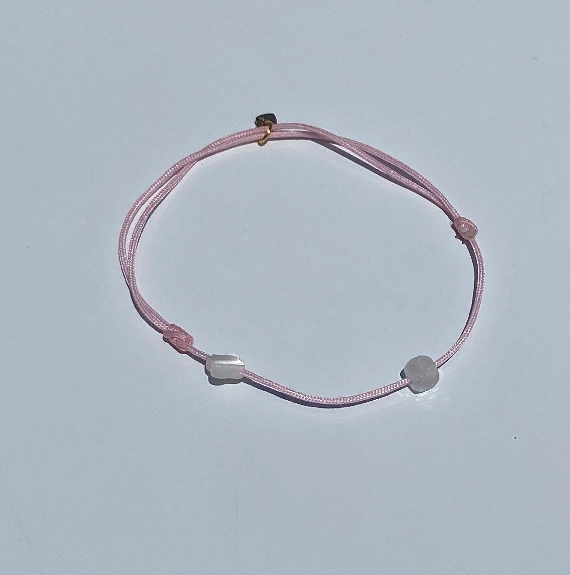 Bracelet Cancer, cordon rose, nacre et médaillon or