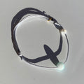 Bracelet Capricorne, cordon gris, nacre et médaillon or