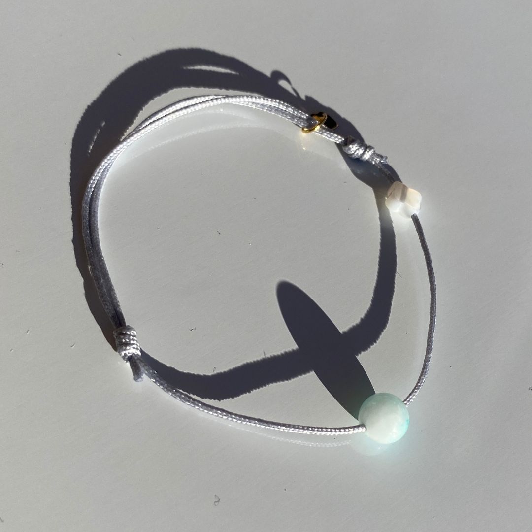 Bracelet Capricorne, cordon gris, nacre et médaillon or