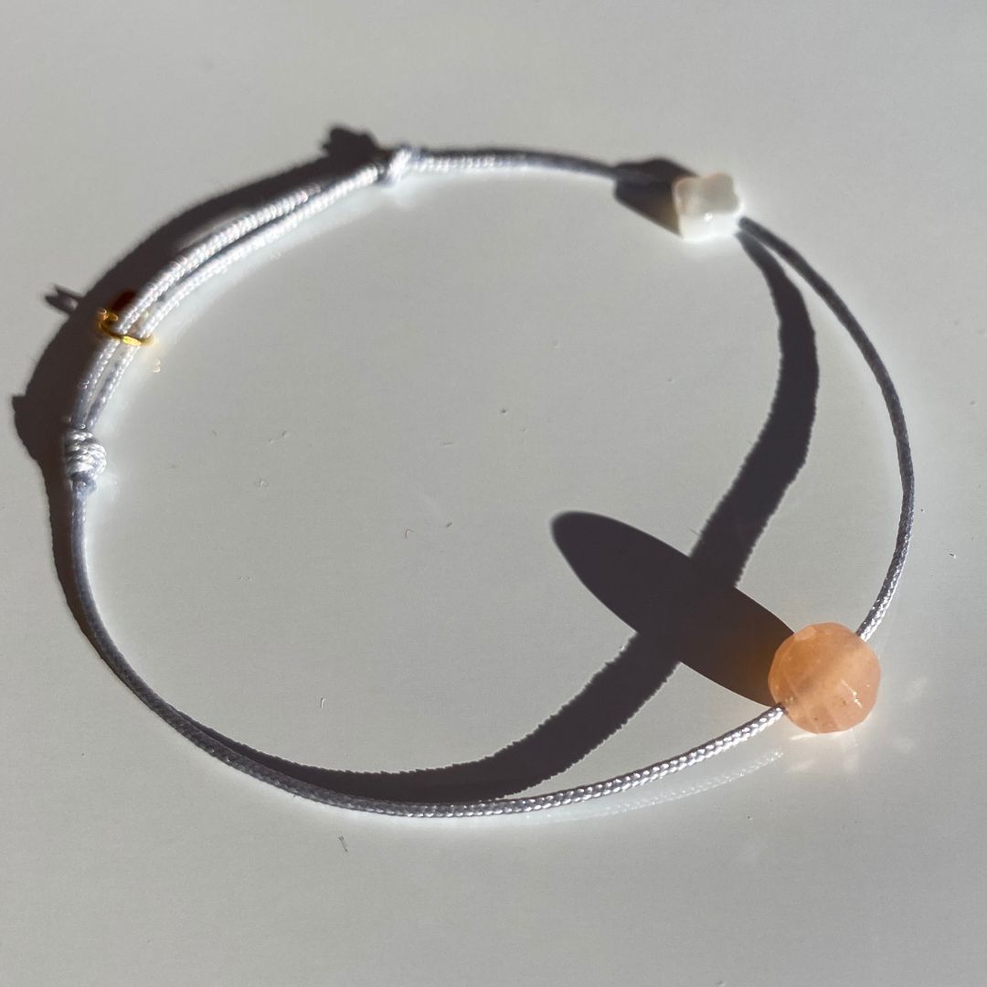 Bracelet Lion, cordon gris, nacre et médaillon or