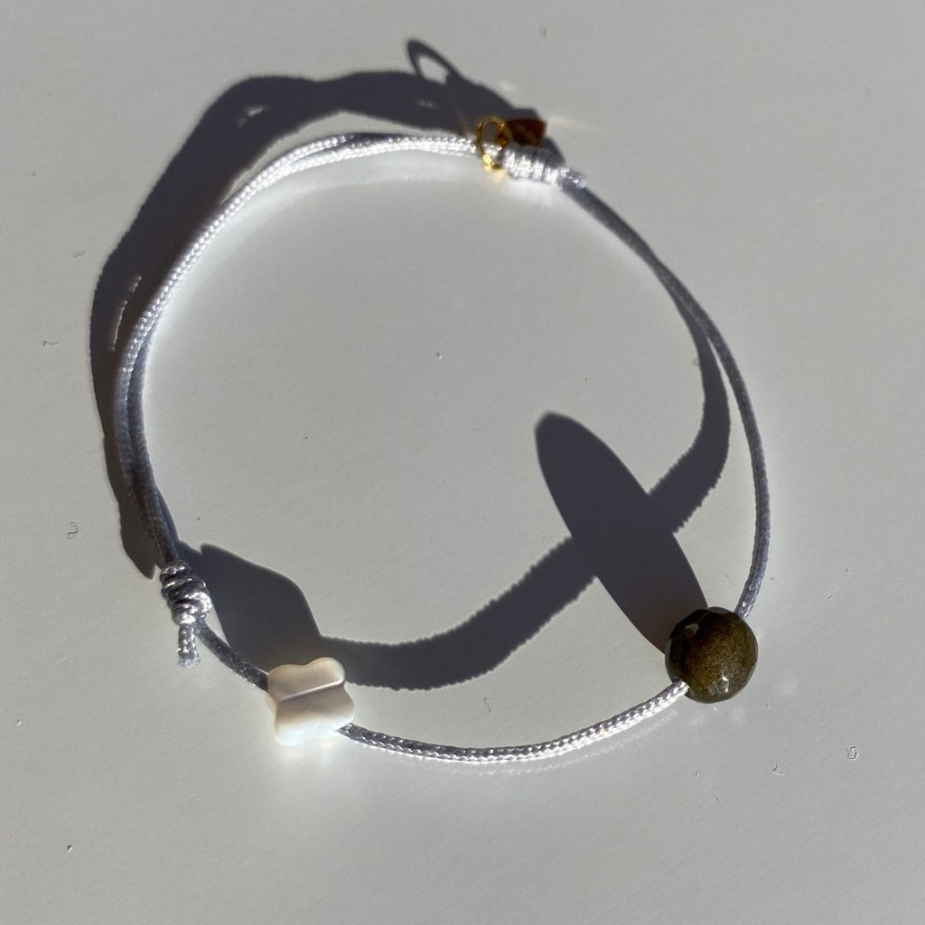 Bracelet Scorpion, cordon gris, nacre et médaillon or