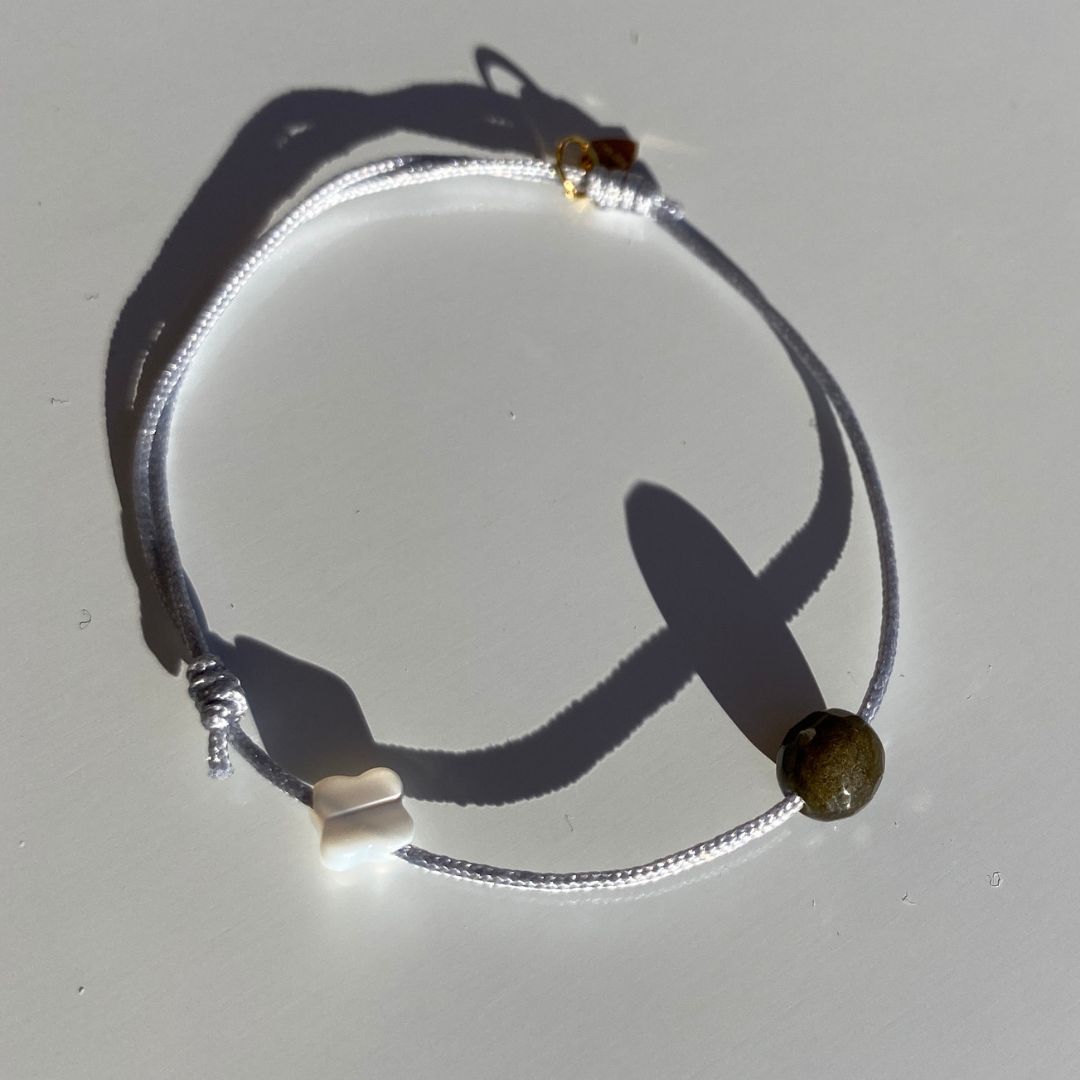 Bracelet Scorpion, cordon gris, nacre et médaillon or