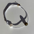 Bracelet Scorpion, cordon gris, nacre et médaillon or
