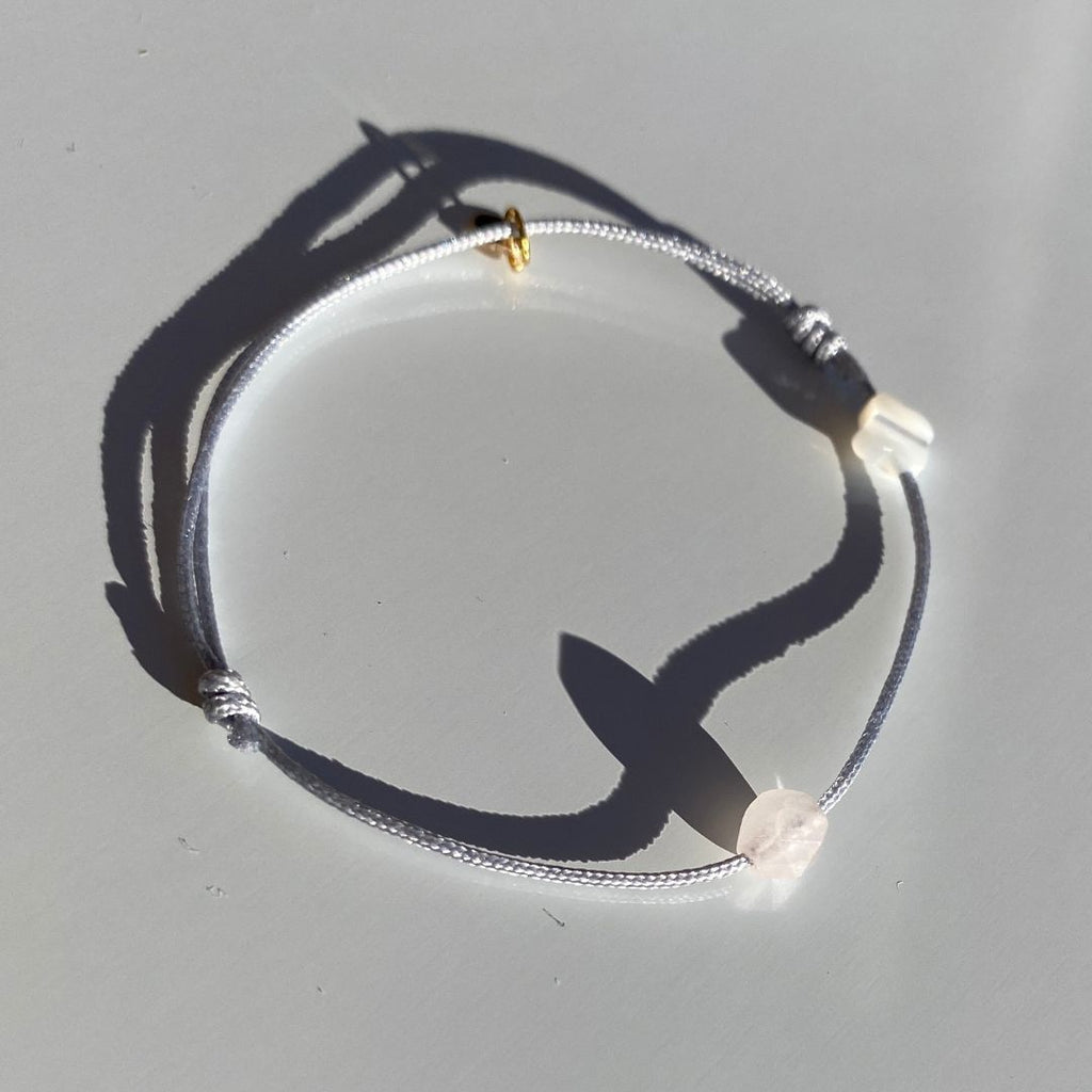 Bracelet Taureau, cordon gris, nacre et médaillon or