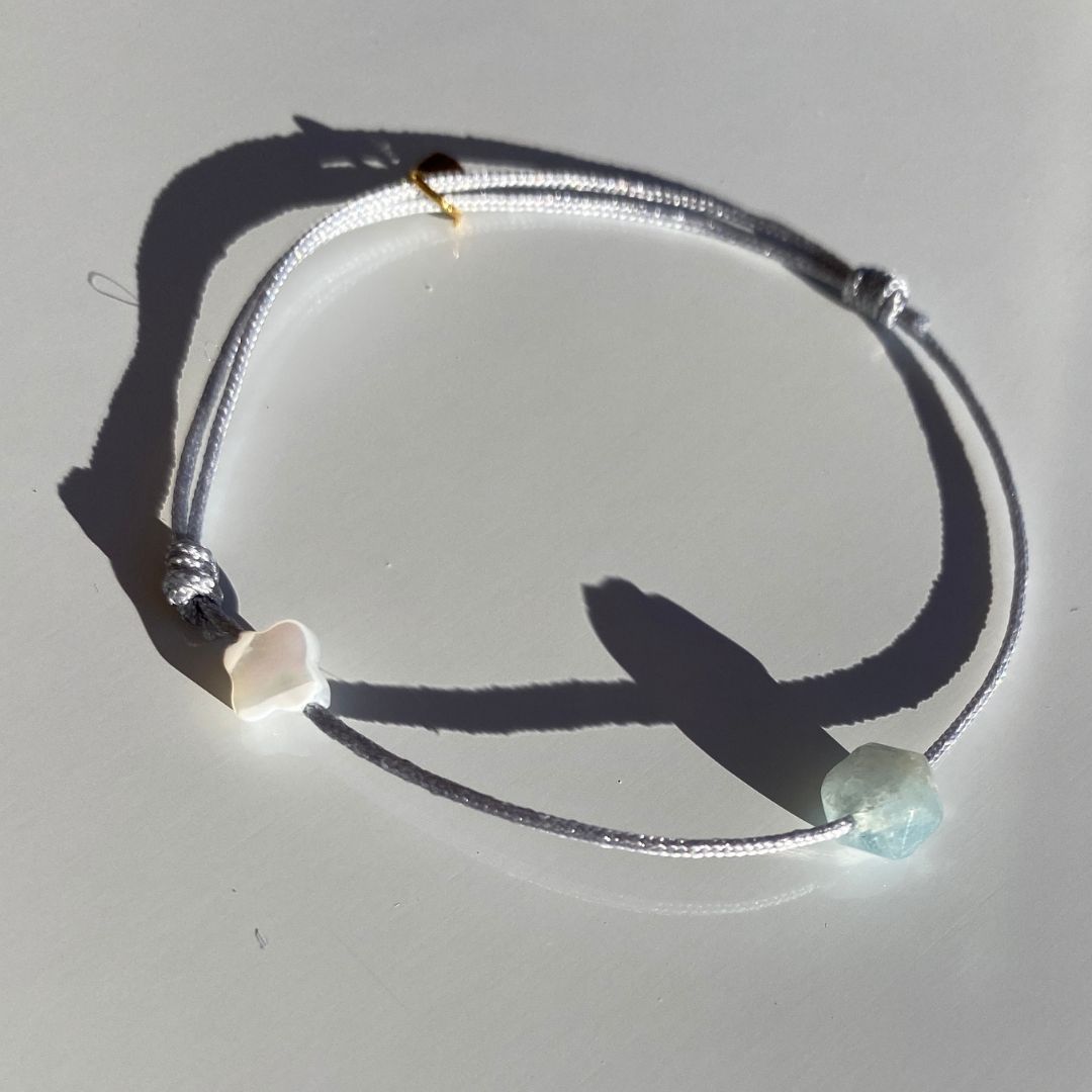 Bracelet Verseau, cordon gris, nacre et médaillon or