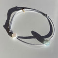 Bracelet Verseau, cordon gris, nacre et médaillon or