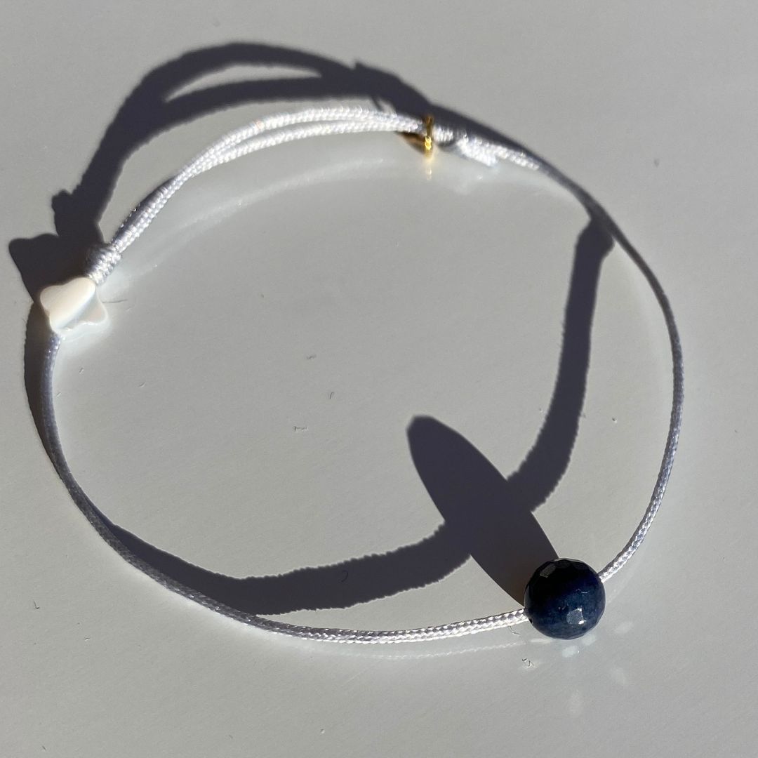 Bracelet Vierge, cordon gris, nacre et médaillon or