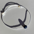 Bracelet Vierge, cordon gris, nacre et médaillon or
